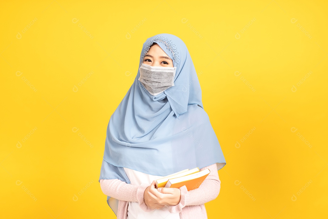Mulher jovem muçulmana de hijab e máscara facial protetora