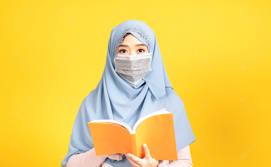 Mulher jovem muçulmana de hijab e máscara facial protetora