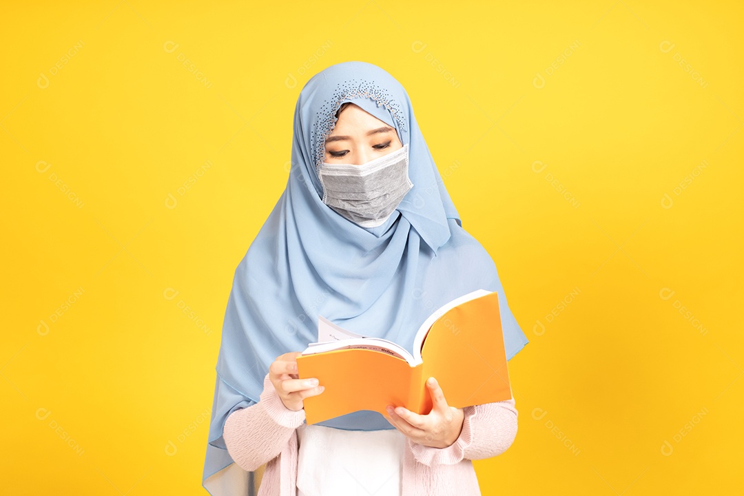 Mulher jovem muçulmana de hijab e máscara facial protetora