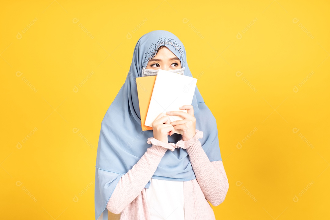 Mulher jovem muçulmana de hijab e máscara facial protetora