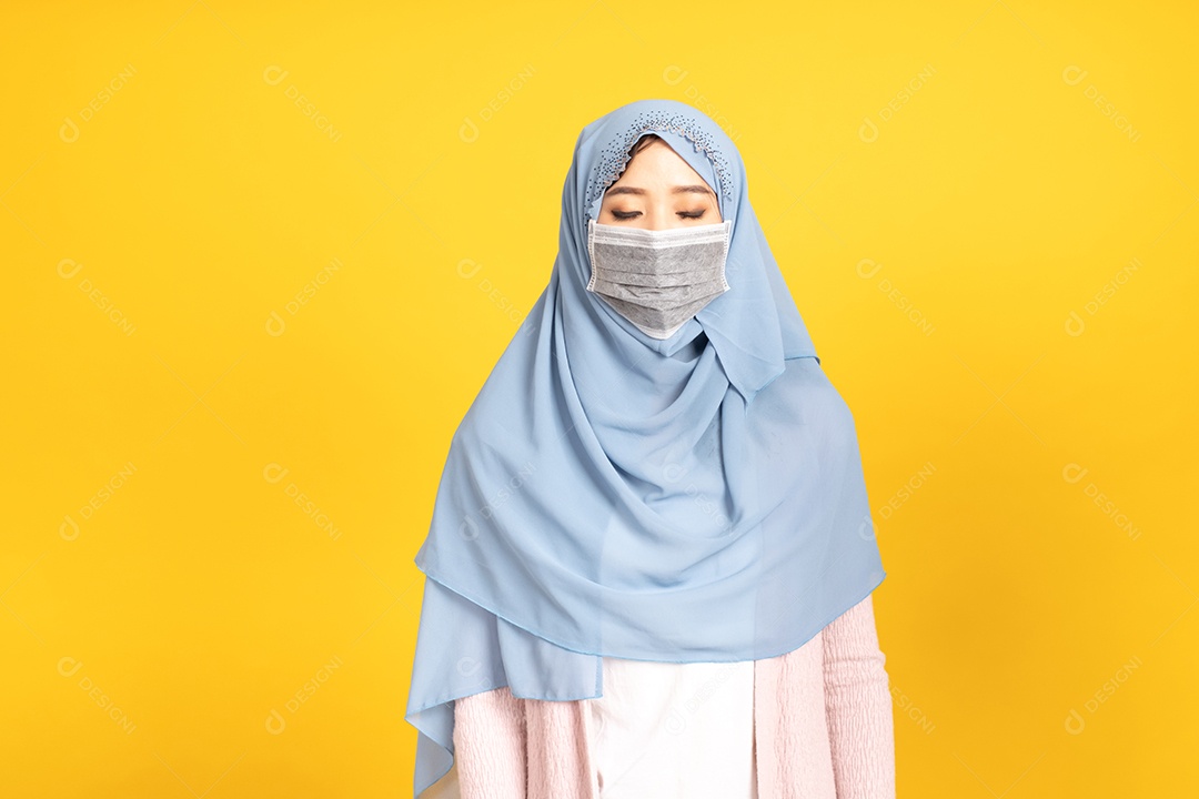 Mulher jovem muçulmana de hijab e máscara facial protetora