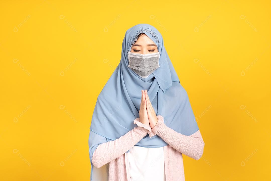 Mulher jovem muçulmana de hijab e máscara facial protetora