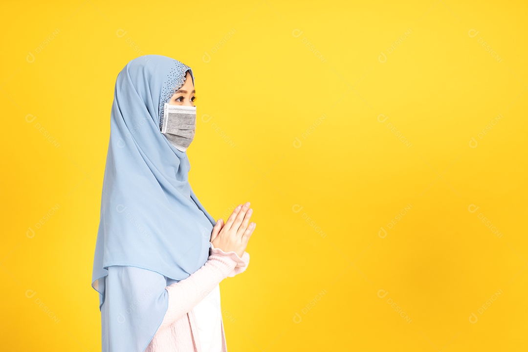 Mulher jovem muçulmana de hijab e máscara facial protetora