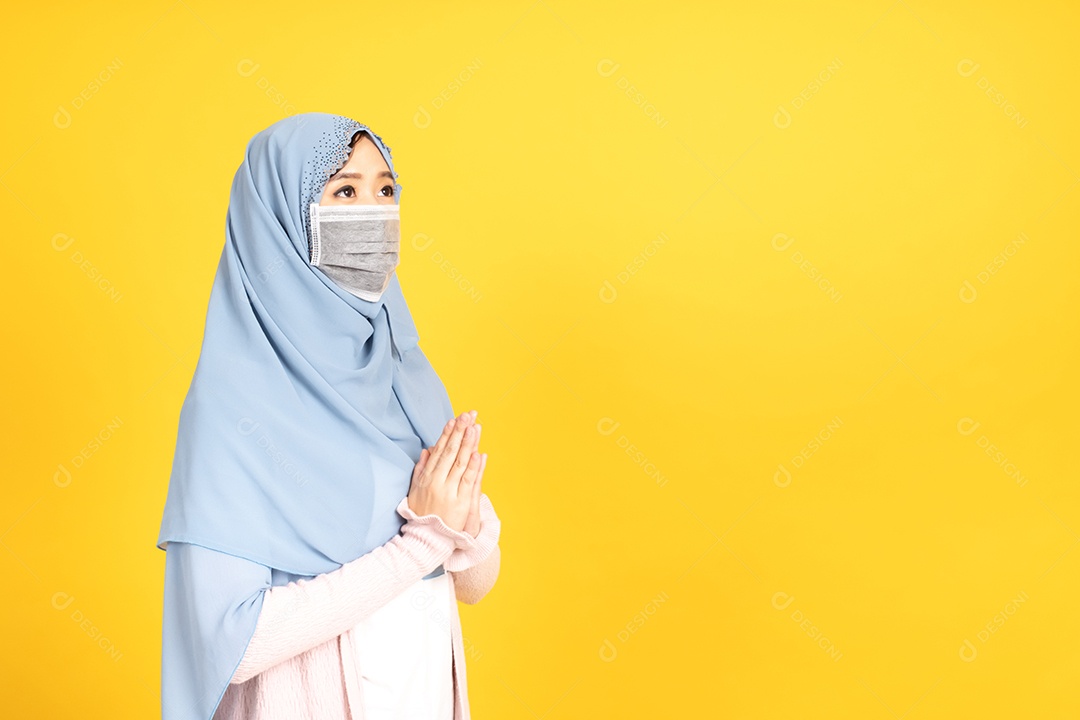 Mulher jovem muçulmana de hijab e máscara facial protetora