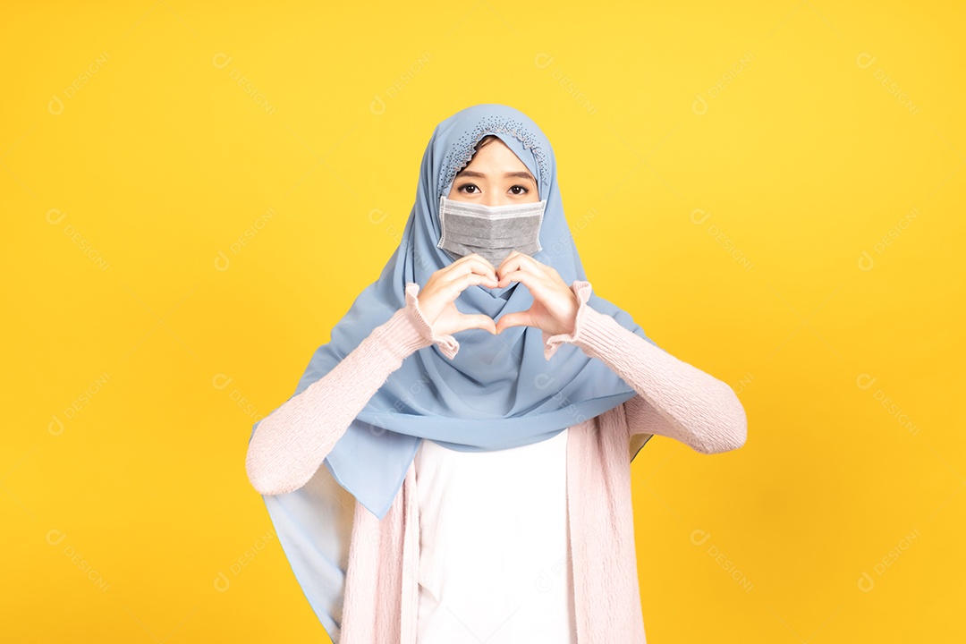 Mulher jovem muçulmana de hijab e máscara facial protetora