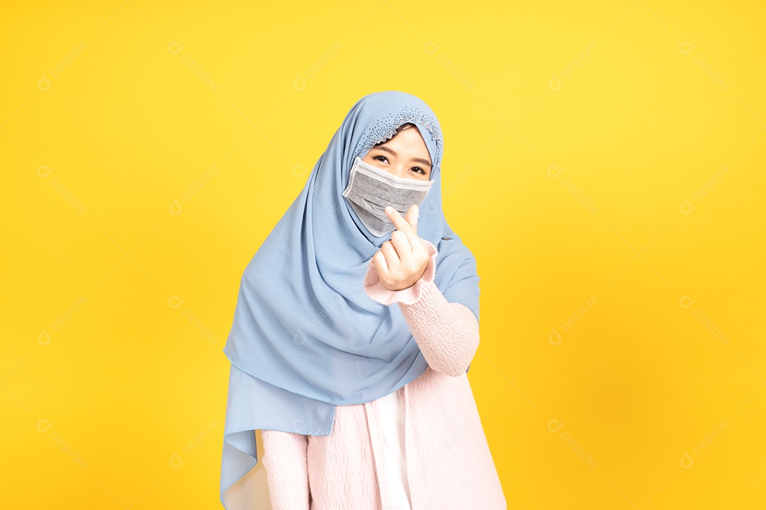 Mulher jovem muçulmana de hijab e máscara facial protetora