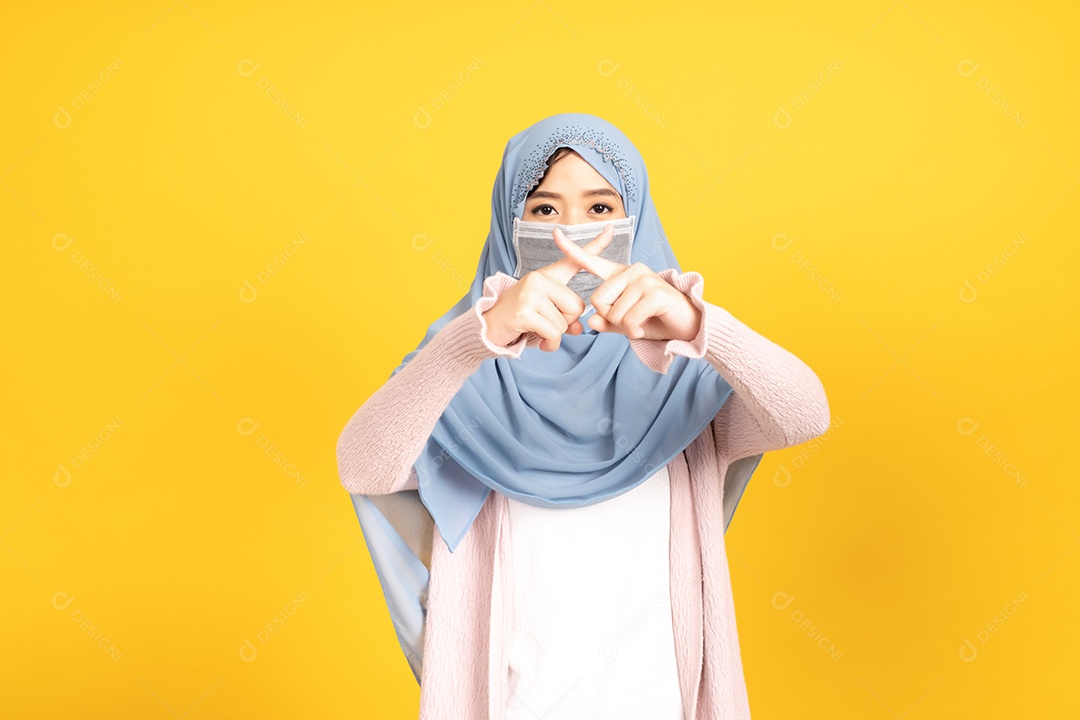 Retrato de uma menina muçulmana asiática em hijab usando máscara facial sob o surto do vírus.