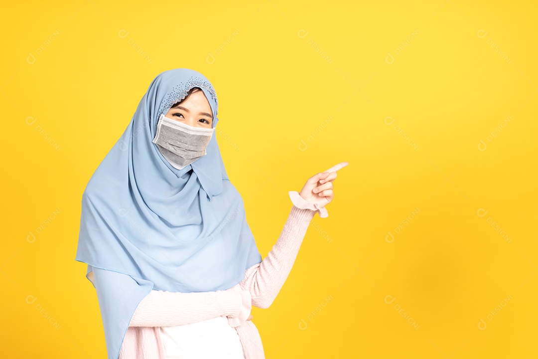 Retrato de uma menina muçulmana asiática em hijab usando máscara facial sob o surto do vírus.