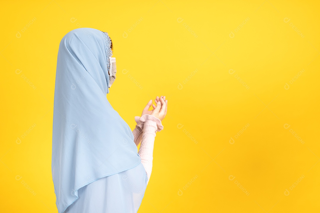 Retrato de uma menina muçulmana asiática em hijab usando máscara facial sob o surto do vírus.