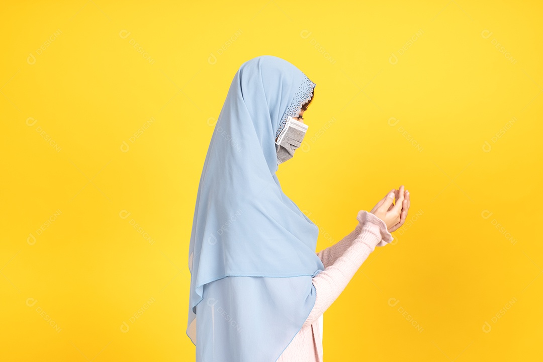 Retrato de uma menina muçulmana asiática em hijab usando máscara facial sob o surto do vírus.