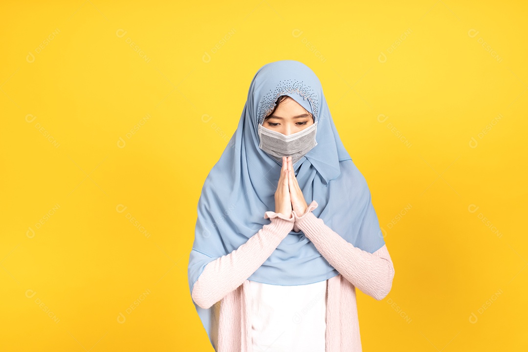 Retrato de uma menina muçulmana asiática em hijab usando máscara facial sob o surto do vírus.