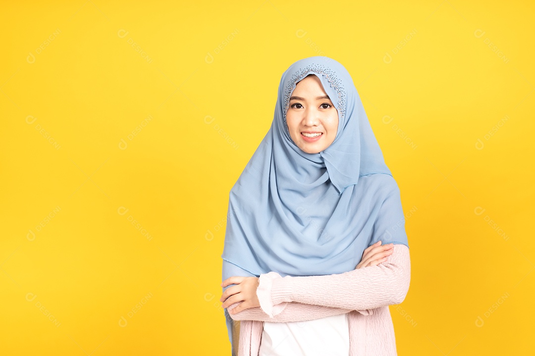Retrato de uma menina muçulmana asiática em hijab em fundo amarelo