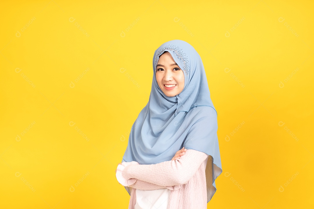 Retrato de uma menina muçulmana asiática em hijab em fundo amarelo