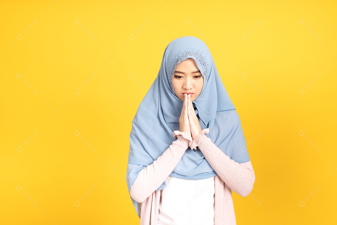 Retrato de uma menina muçulmana asiática em hijab em fundo amarelo