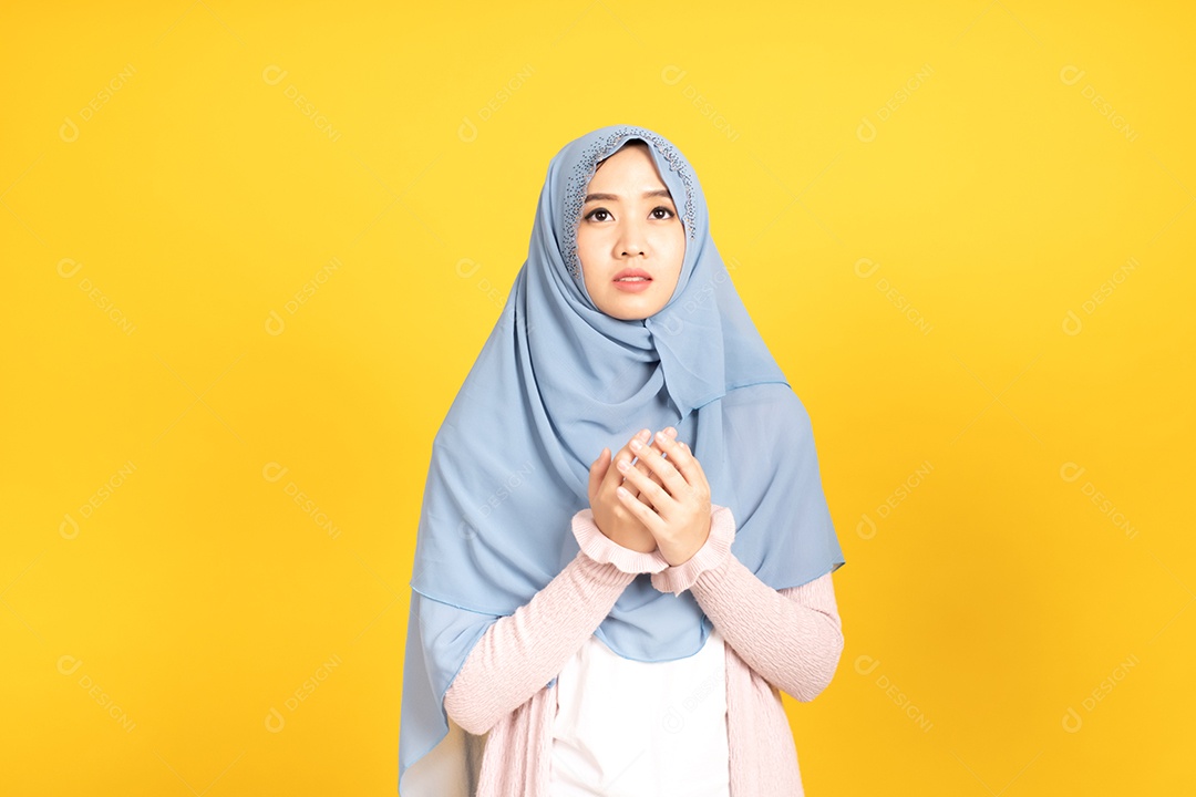 Retrato de uma menina muçulmana asiática em hijab em fundo amarelo