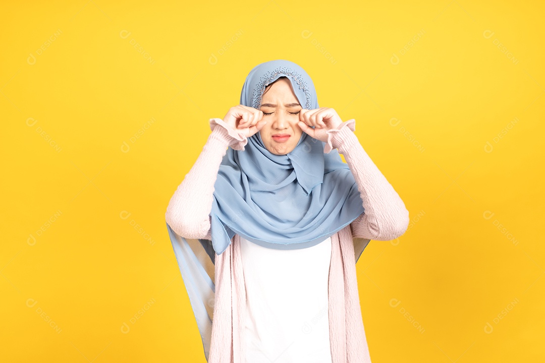Retrato de uma menina muçulmana asiática em hijab em fundo amarelo