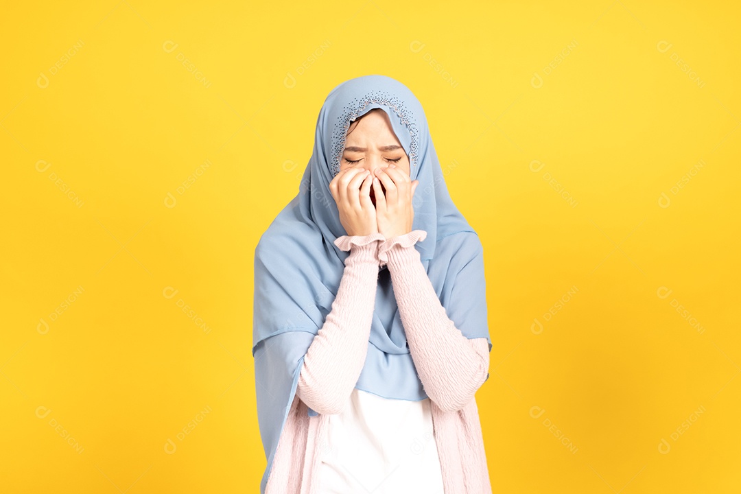 Retrato da menina muçulmana asiática no hijab em fundo amarelo