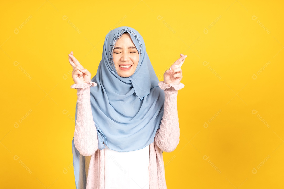 Retrato da menina muçulmana asiática no hijab em fundo amarelo