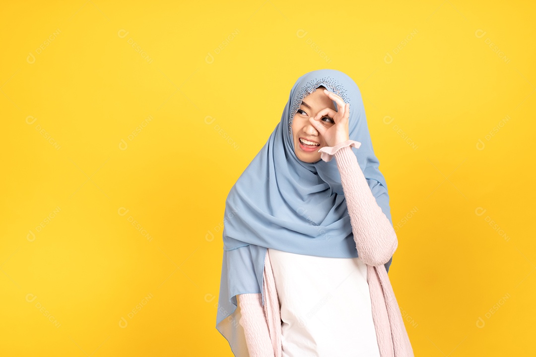 Retrato da menina muçulmana asiática no hijab em fundo amarelo