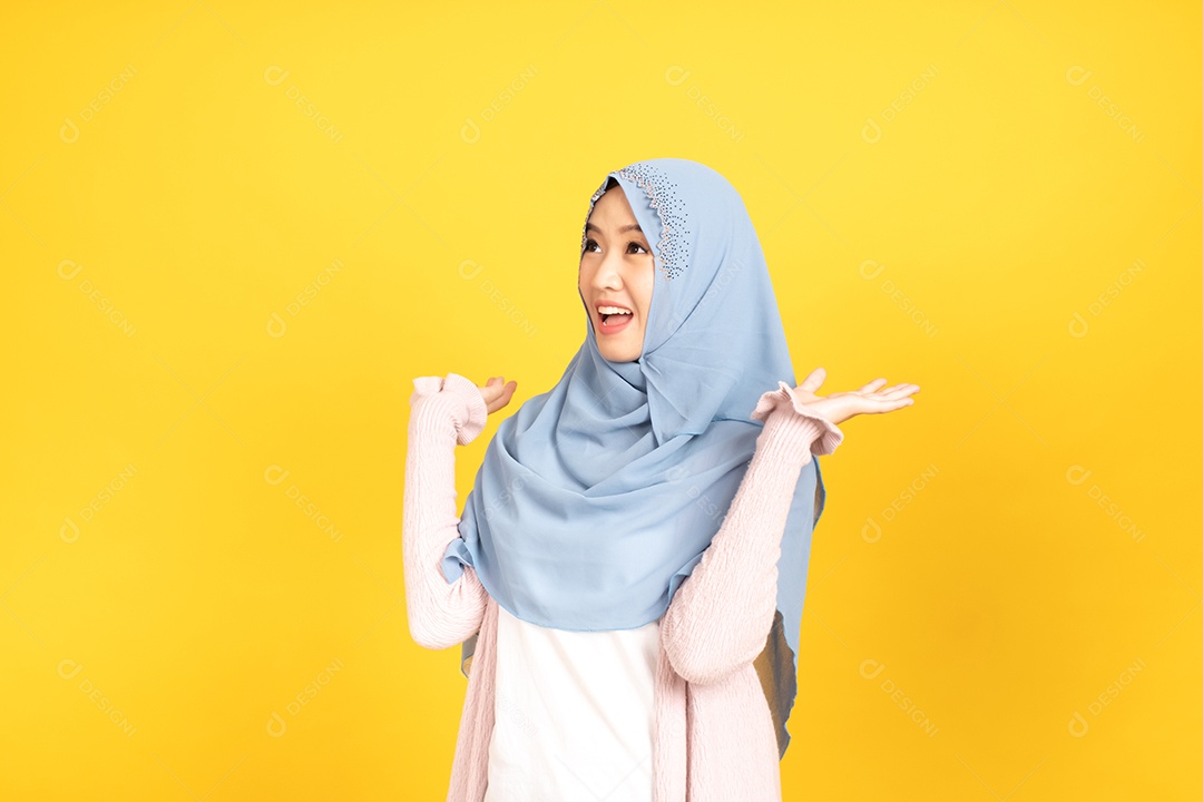 Retrato de menina muçulmana asiática em hijab