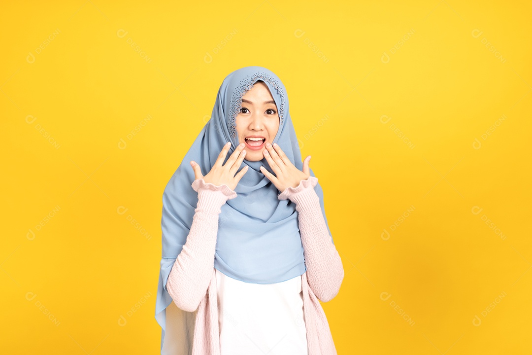 Retrato de menina muçulmana asiática em hijab