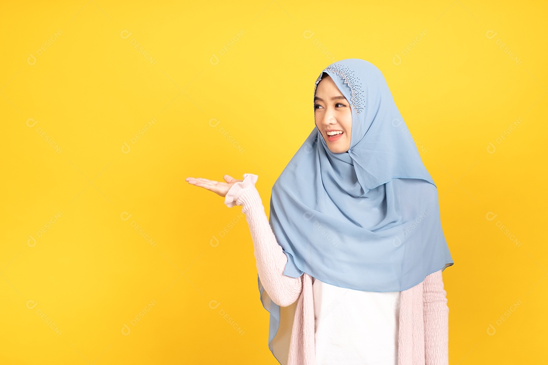 Retrato de menina muçulmana asiática em hijab