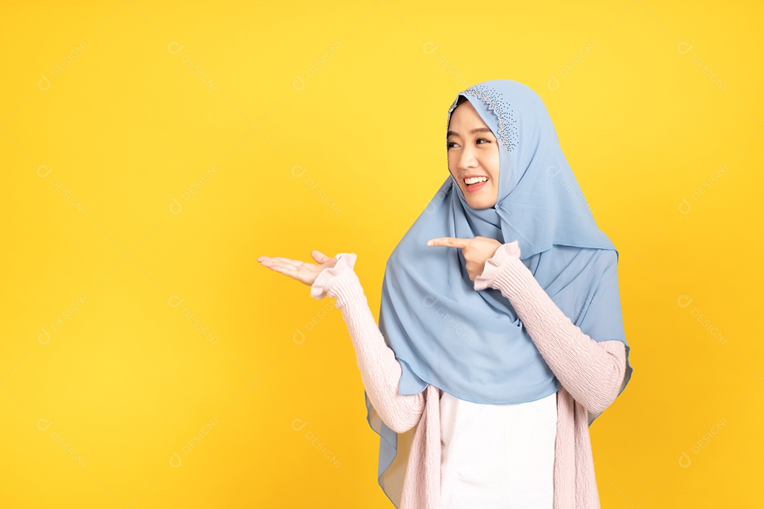 Retrato de menina muçulmana asiática em hijab