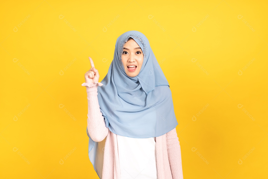 Retrato de menina muçulmana asiática em hijab em fundo amarelo