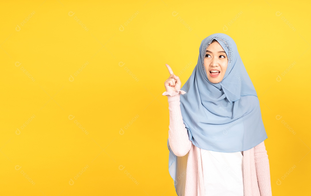 Retrato de menina muçulmana asiática em hijab em fundo amarelo