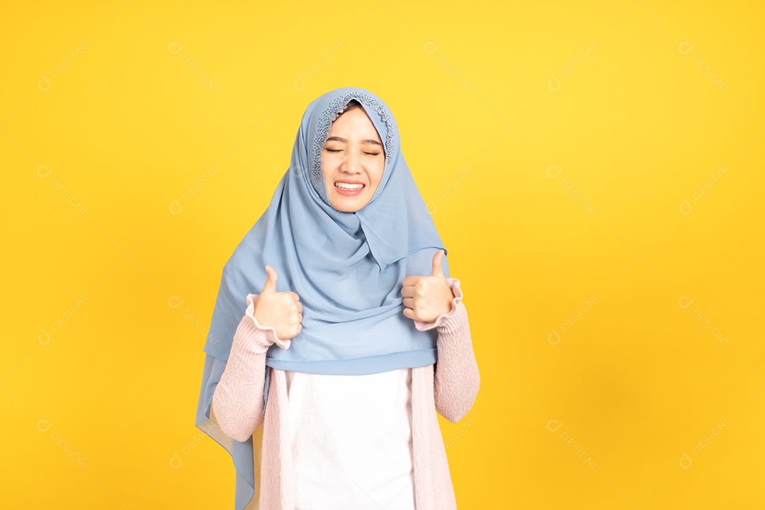 Retrato de menina muçulmana asiática em hijab em fundo amarelo
