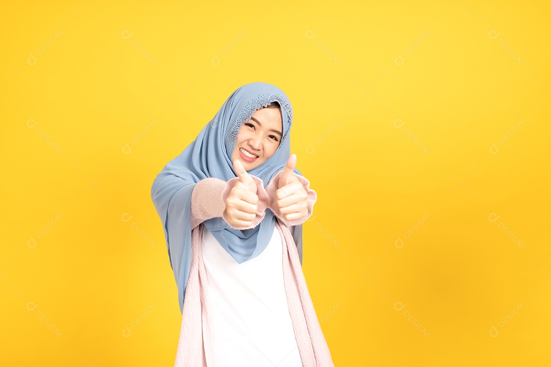 Retrato de menina muçulmana asiática em hijab em fundo amarelo