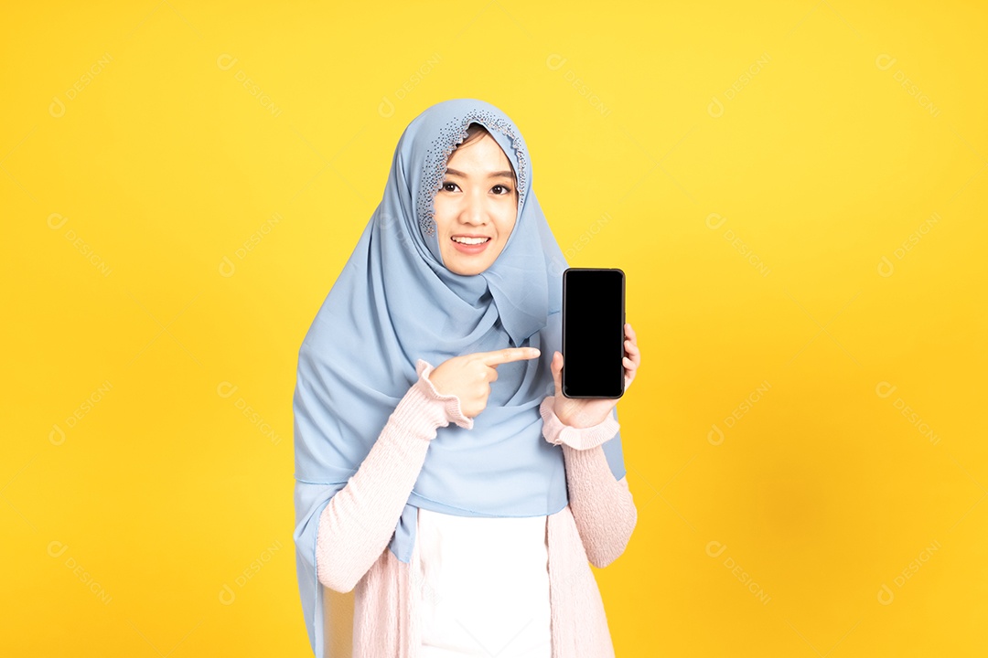 Retrato de menina muçulmana asiática em hijab em fundo amarelo