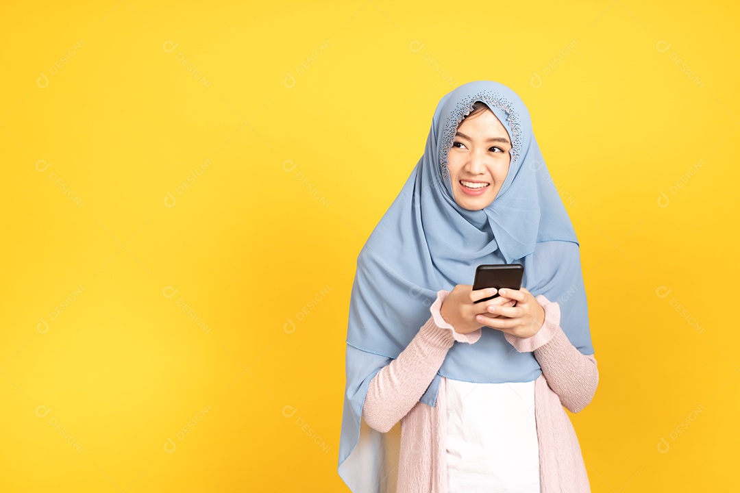 Retrato de menina muçulmana asiática em hijab em fundo amarelo