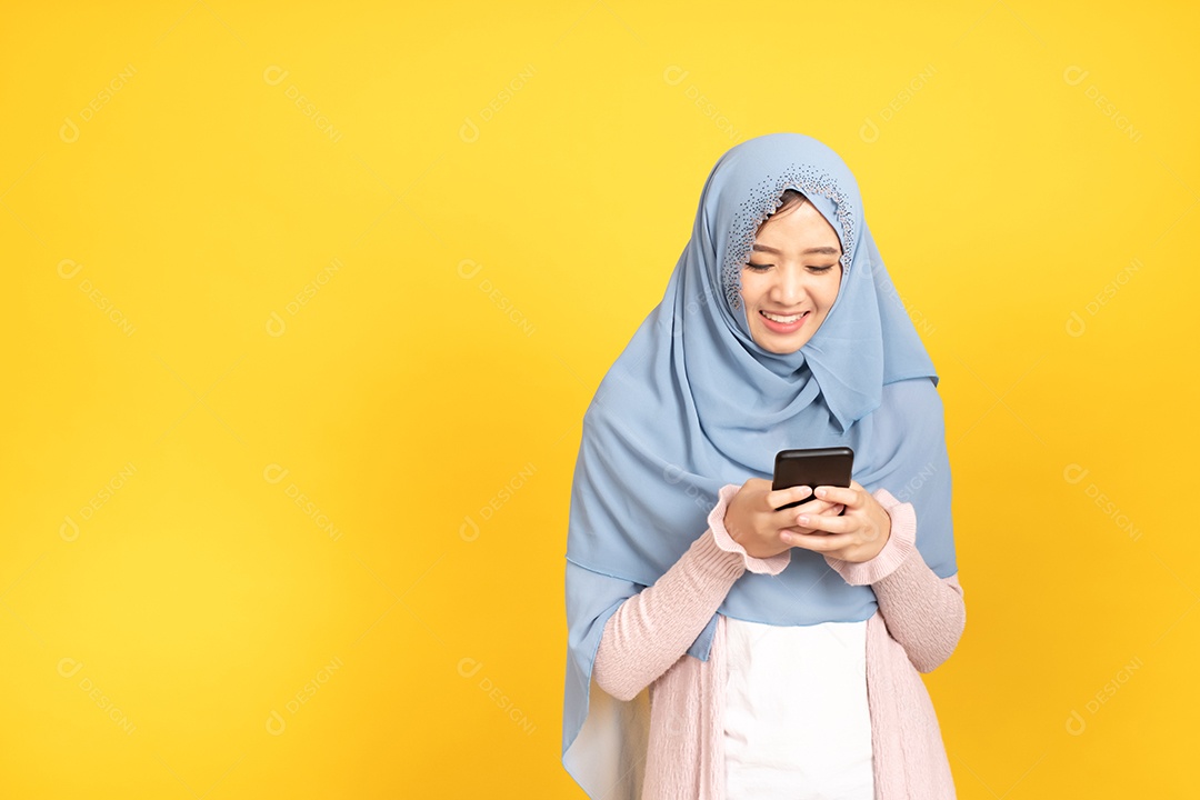 Retrato de menina muçulmana asiática em hijab em fundo amarelo