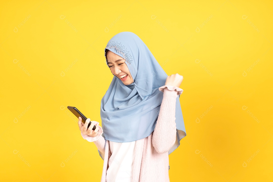 Retrato de menina muçulmana asiática em hijab em fundo amarelo