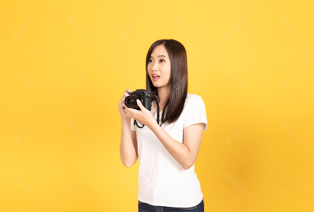 Feliz sorridente jovem fotógrafo asiático tira imagens com a câmera