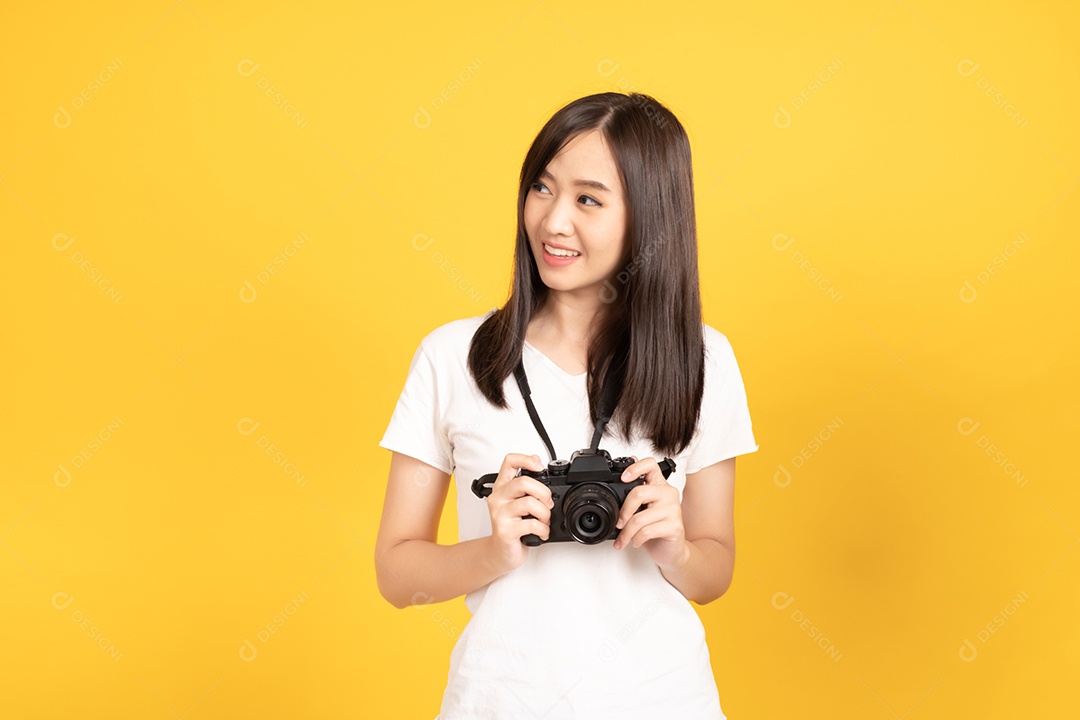 Feliz sorridente jovem fotógrafo asiático tira imagens com a câmera