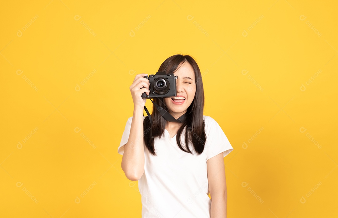 Feliz sorridente jovem fotógrafo asiático tira imagens com a câmera