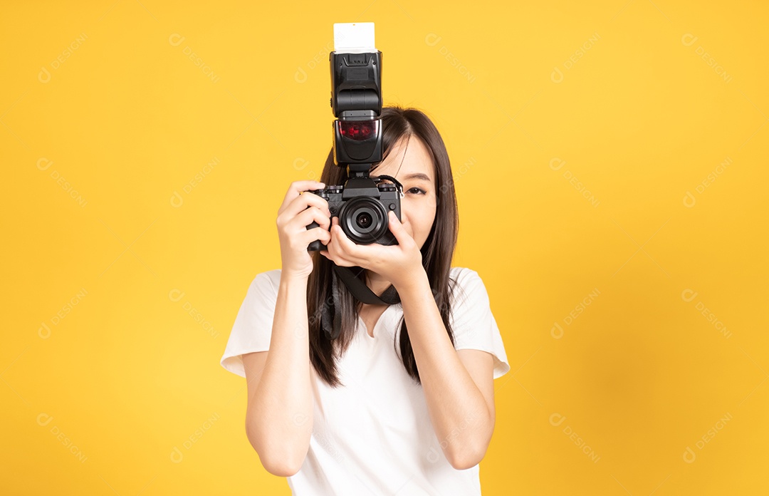 Feliz sorridente jovem fotógrafa asiática