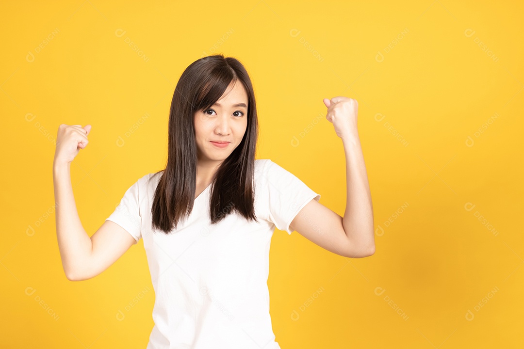 Mulher jovem asiática feliz mostrando gesto de força com os braços