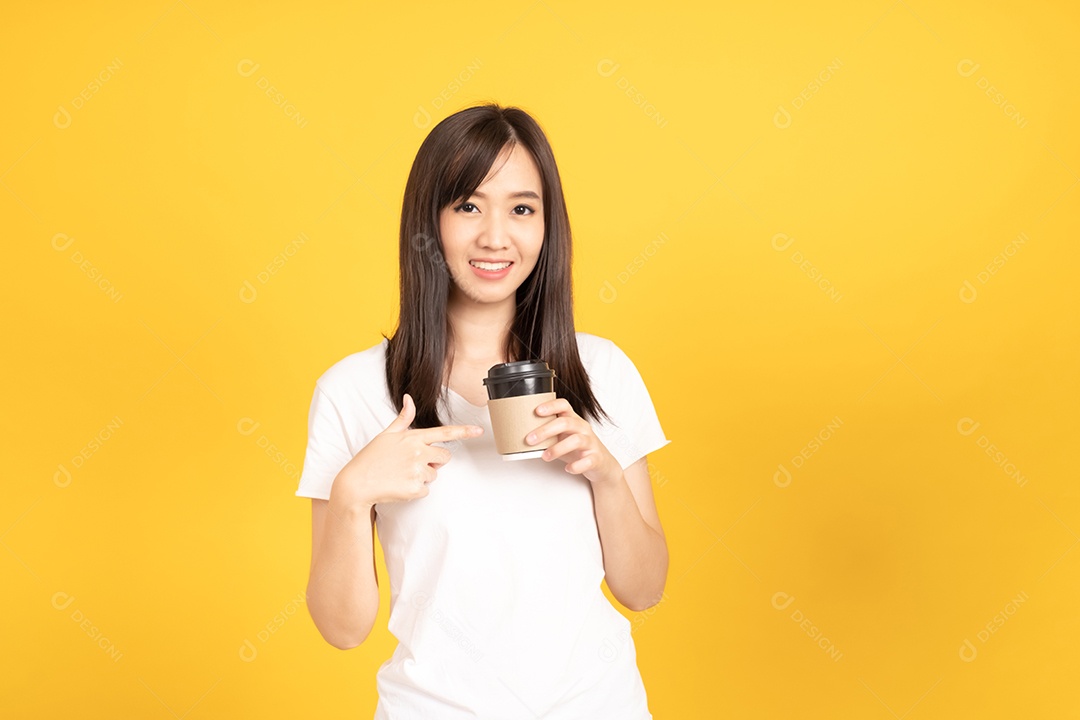 Feliz jovem asiática vestindo camiseta branca em pé e segurando um café feliz