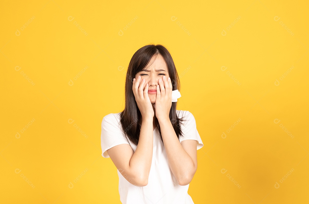 Jovem asiática vestindo camiseta branca em pé e chorando