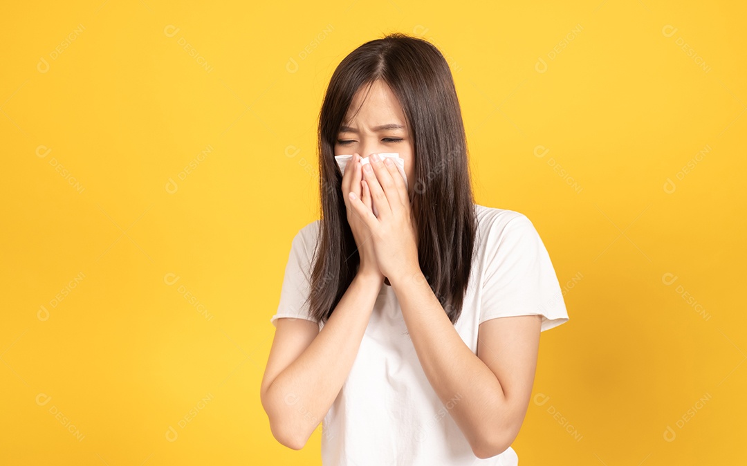 Jovem asiática vestindo camiseta branca em pé e chorando