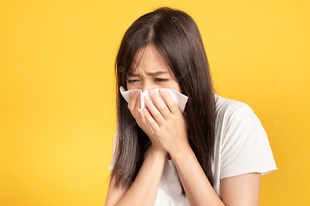 Jovem asiática vestindo camiseta branca em pé e chorando