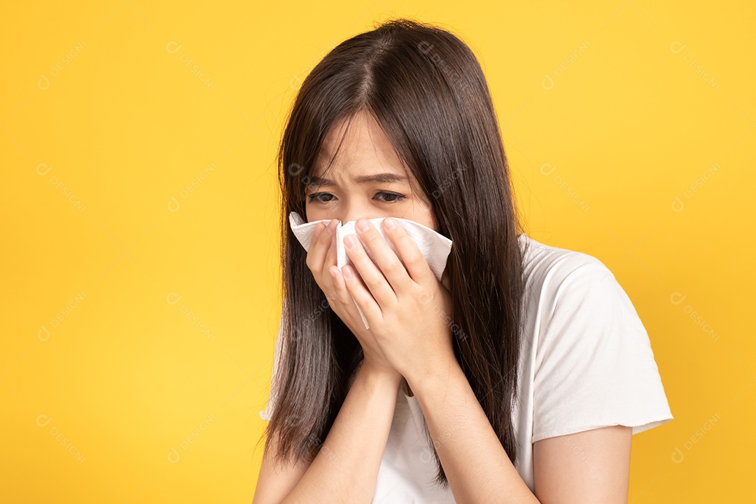Jovem asiática vestindo camiseta branca em pé e chorando