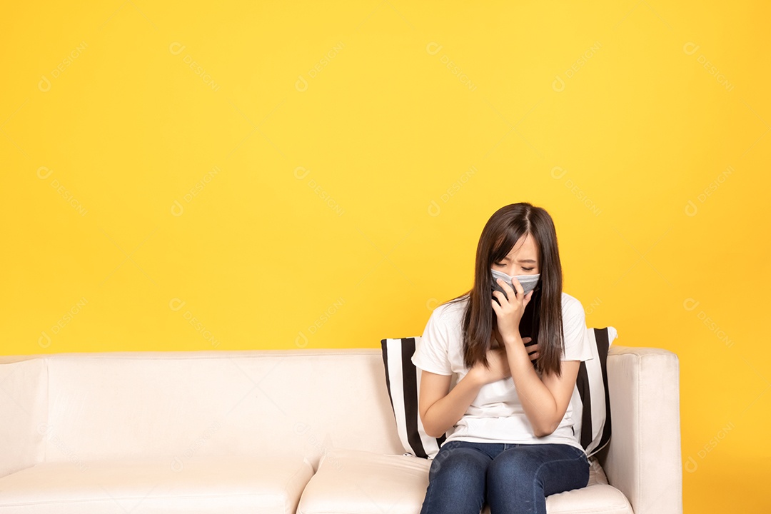 Jovem mulher asiática usando máscara facial sob o surto do vírus.