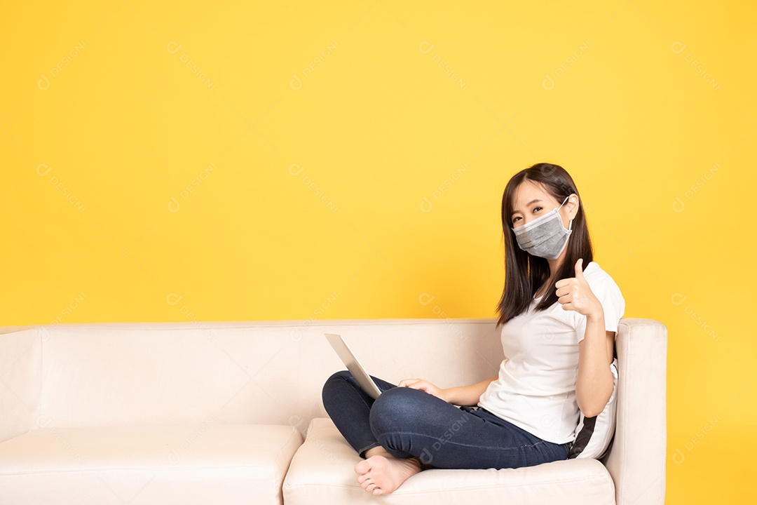 Jovem mulher asiática usando máscara facial sob o surto do vírus.