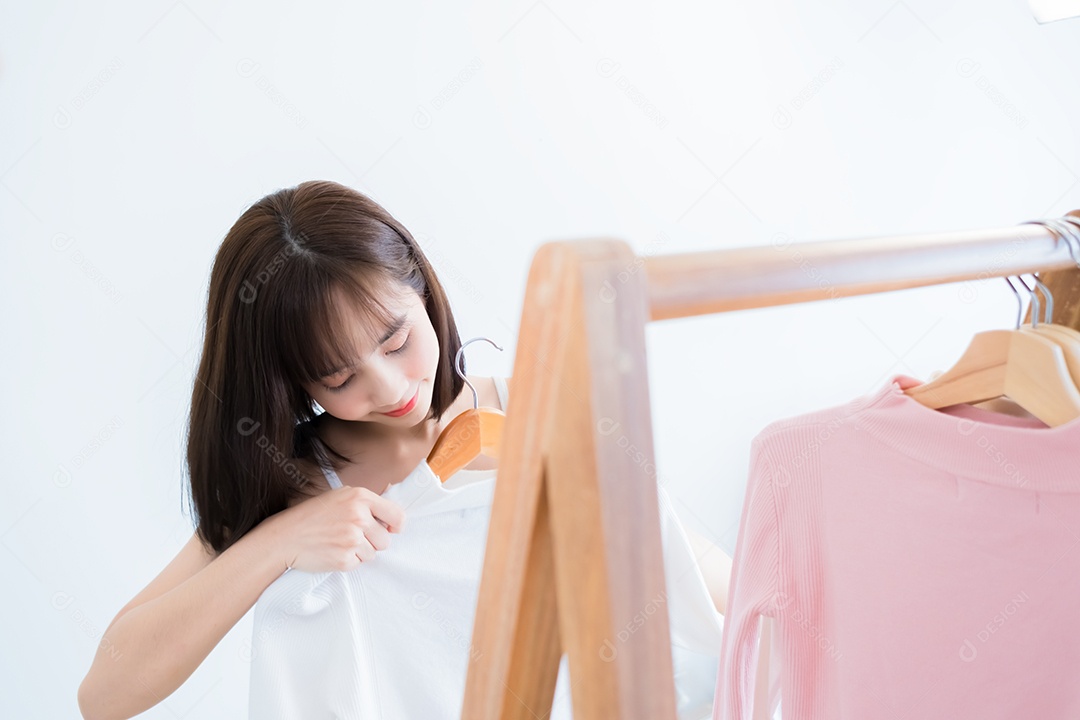 Mulher asiática escolhendo roupas