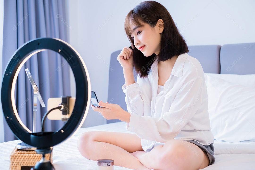 Linda mulher asiática compõe tutorial de gravação de vlogger de artista para compartilhar no site ou mídia social.