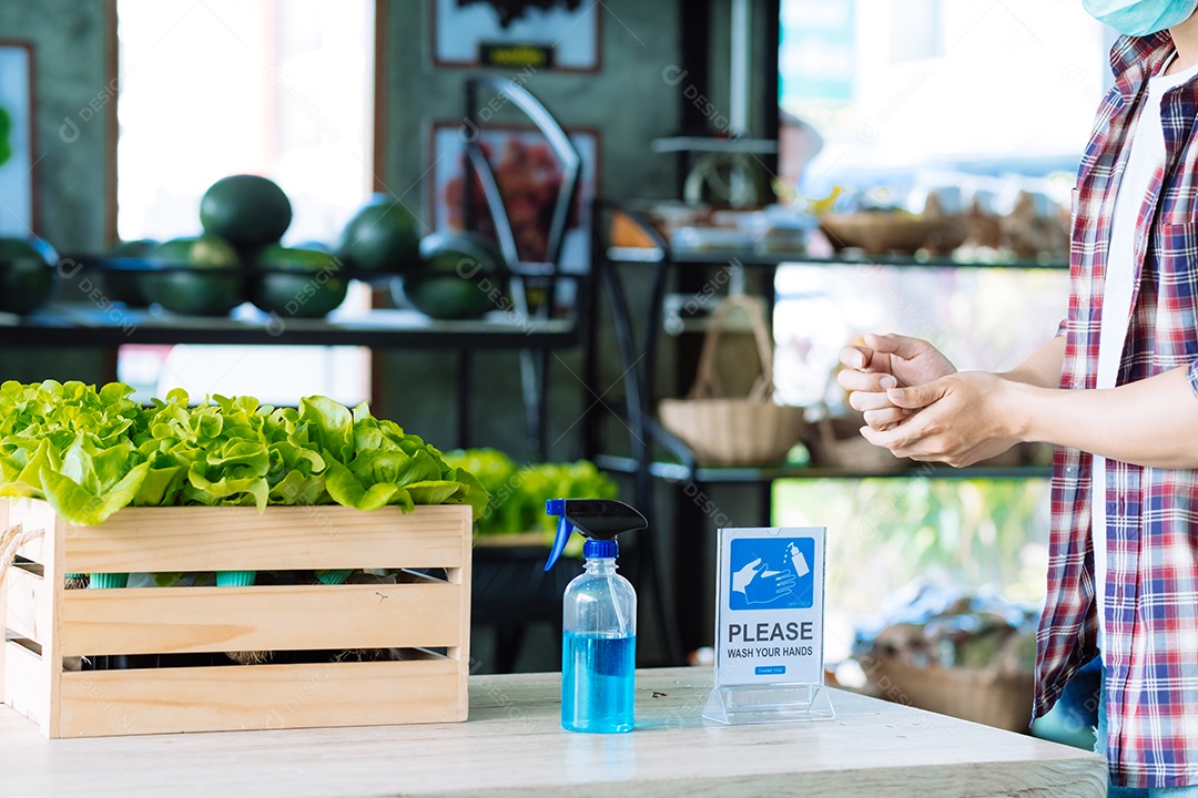Álcool em gel sobre mesa de madeira em comercio